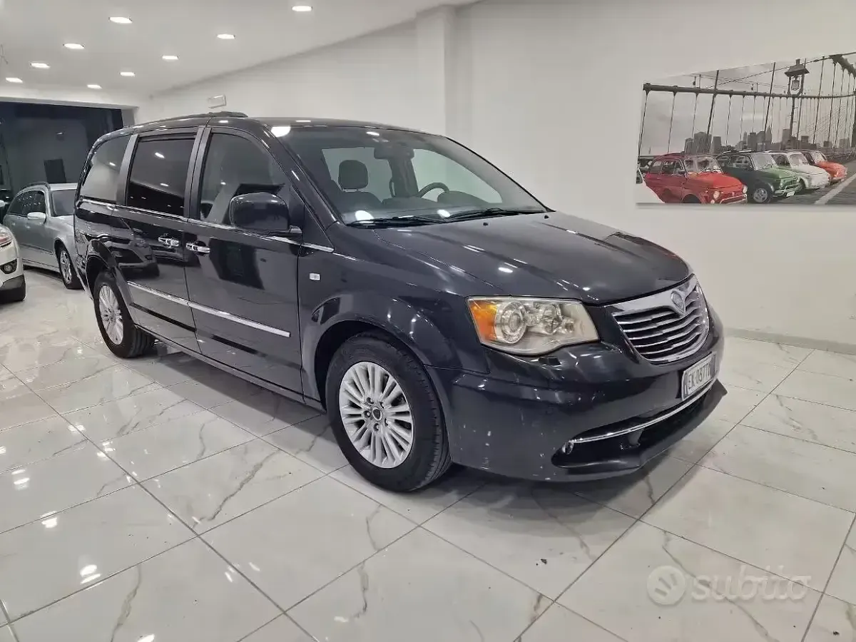 Usata Lancia Voyager 163 CV (119 kW) 2011 Nero Monovolume
