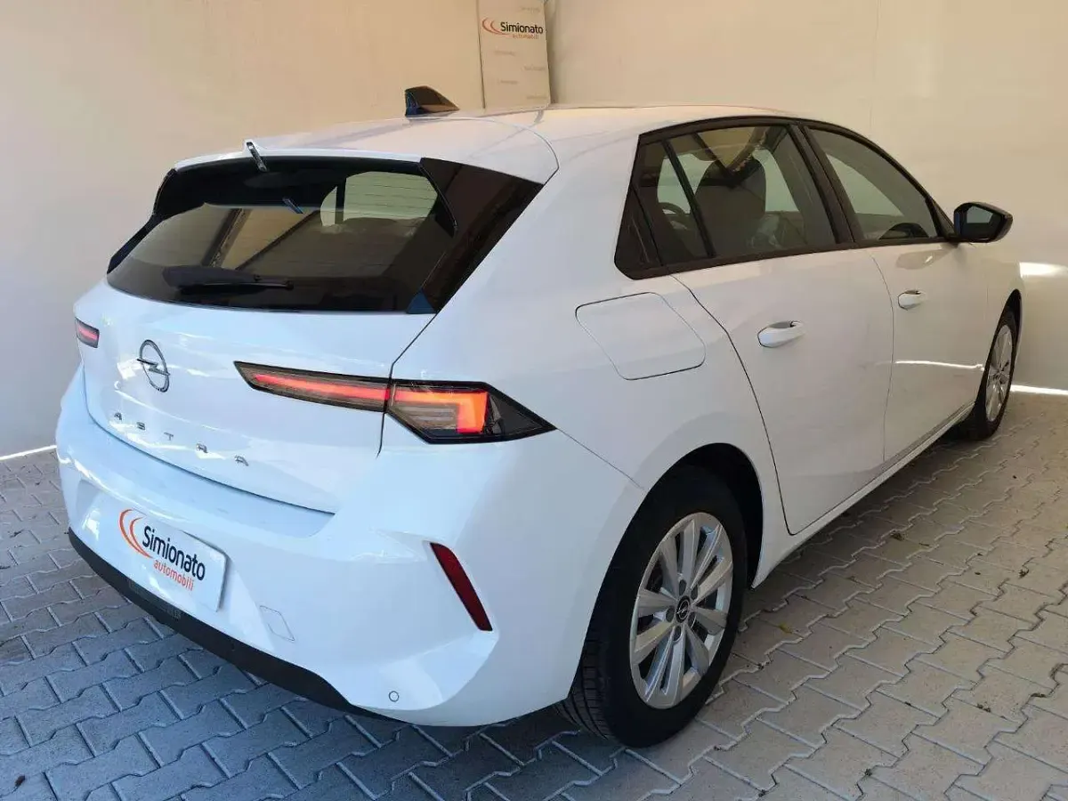 Käytetty Opel Astra Ultimate 131 HP (96 kW) 2024 Valkoinen Viistoperä