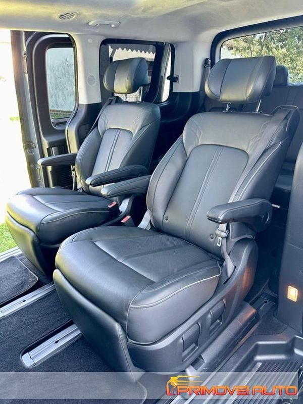 Usata Hyundai Staria Signature 2023 Grigio scuro Monovolume