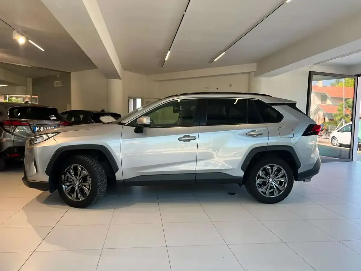 Usata Toyota RAV4 Hybrid 222 CV (163 kW) 2022 Bianco SUV