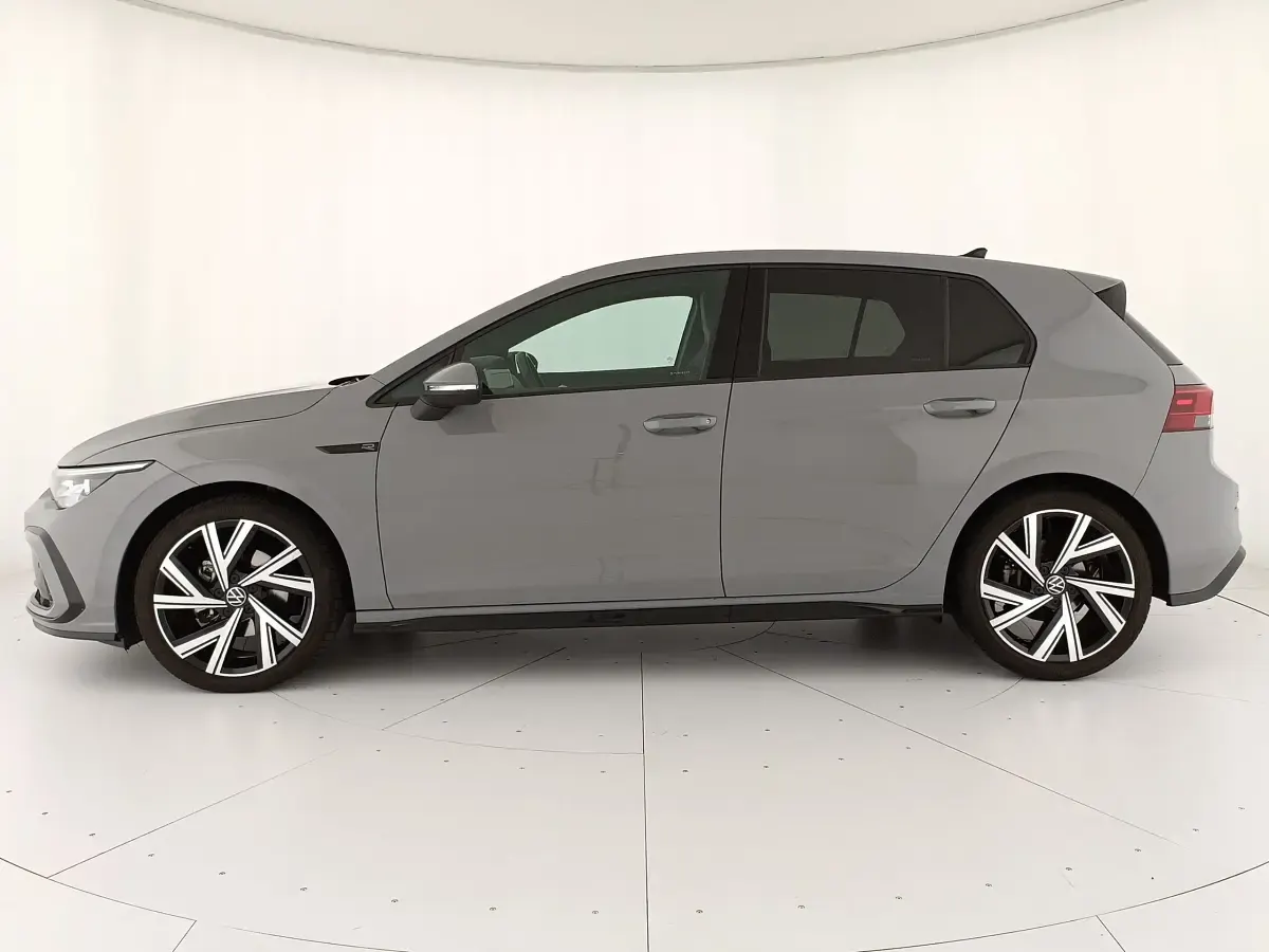 Usata VW Golf VIII R-line 150 CV (110 kW) 2023 Moonstone grey Berlina