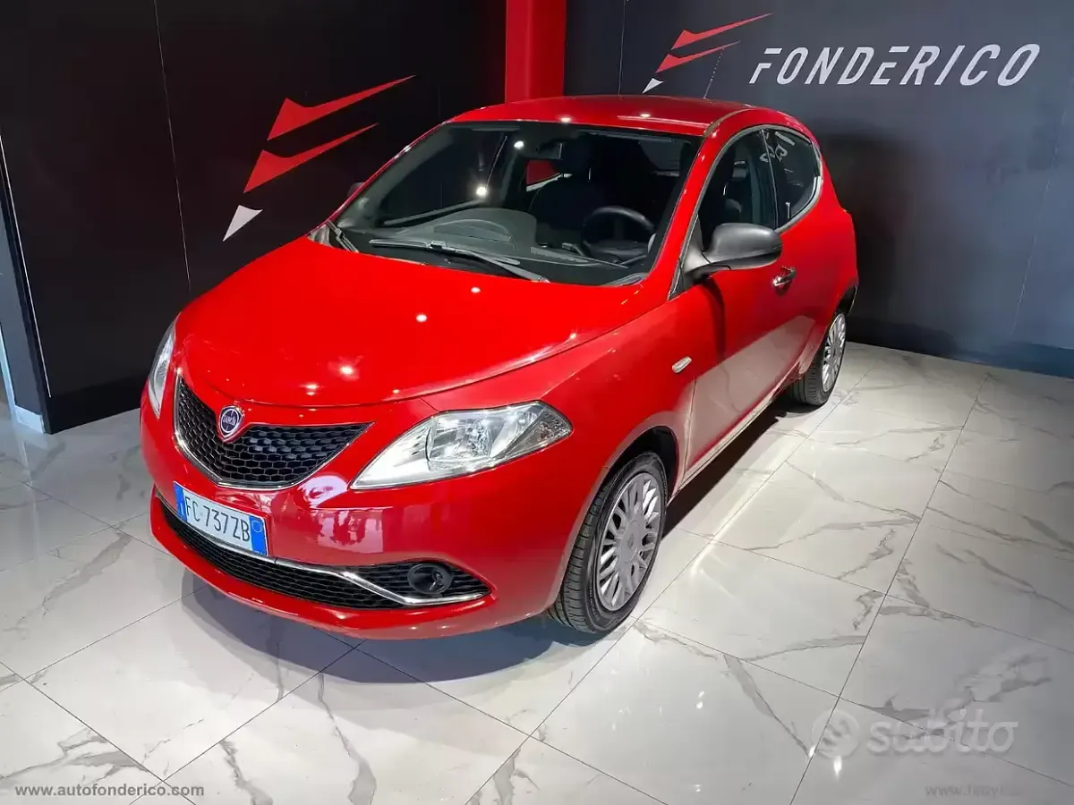 Usata Lancia Ypsilon Silver 95 CV (69 kW) 2016 Rosso Utilitaria