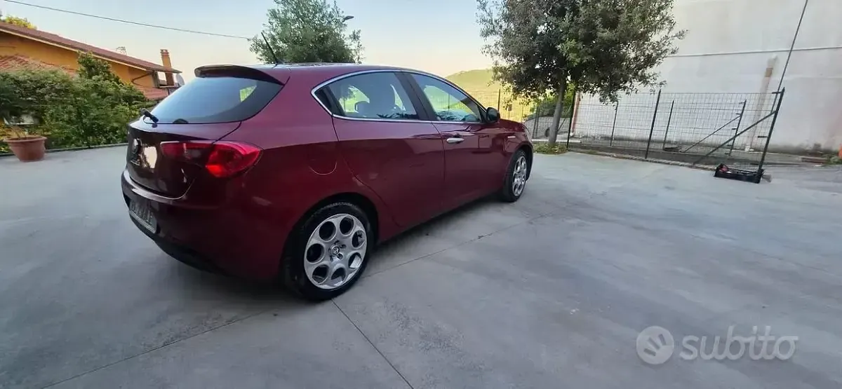 Usata Alfa Romeo Giulietta 105 CV (77 kW) 2010 Rosso Utilitaria