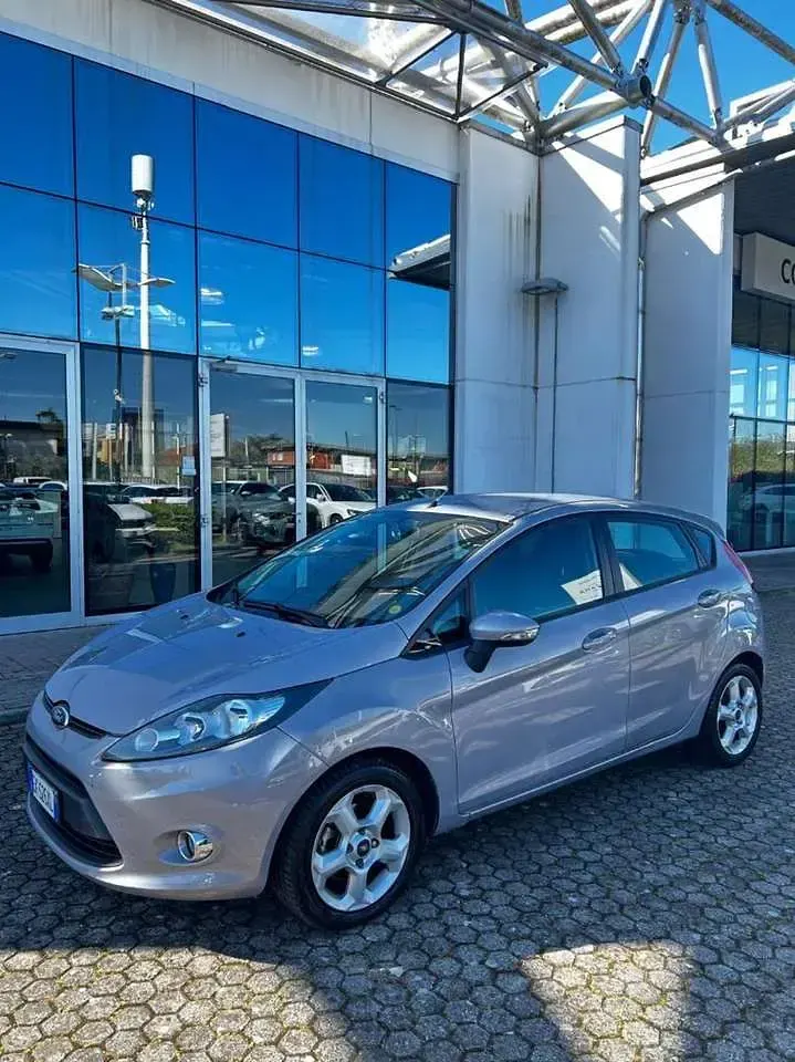 Usata Ford Fiesta Titanium 95 CV (69 kW) 2012 Argento Berlina