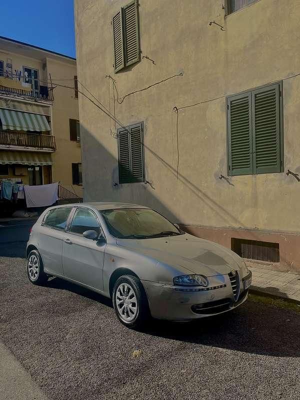 Usata Alfa Romeo 147 Distinctive 105 CV (77 kW) 2003 Utilitaria