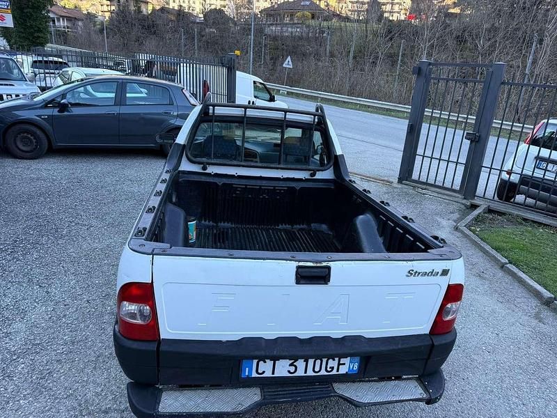 Usata Fiat Strada Trekking 80 CV (58 kW) 2004 Bianco