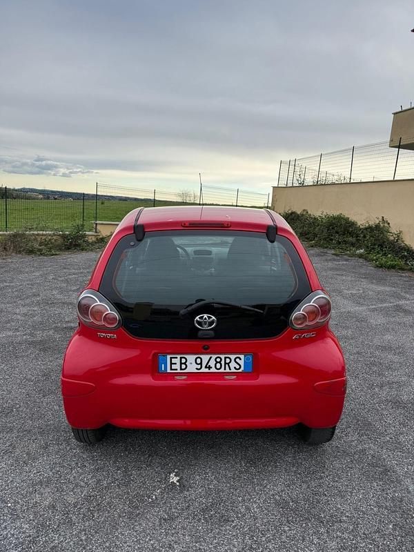 Usata Toyota Aygo 67 CV (49 kW) 2011 Rosso Utilitaria