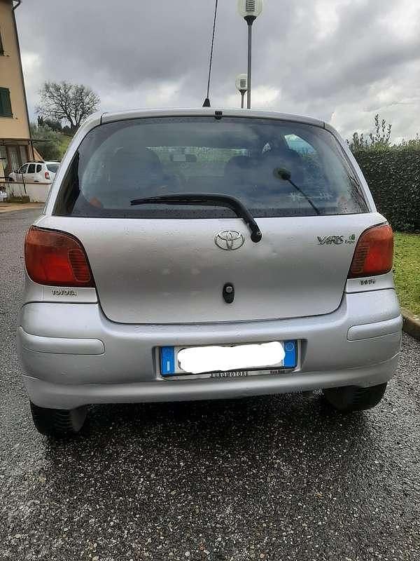 Usata Toyota Yaris 65 CV (47 kW) 2005 Argento Utilitaria