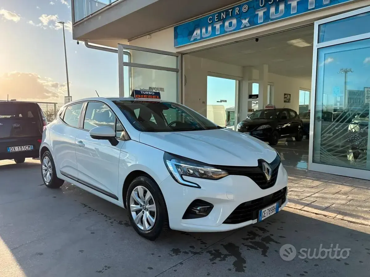 Używany Renault Clio V Business 100 KM (73 kW) 2021 Biały Sedan/Limuzyna
