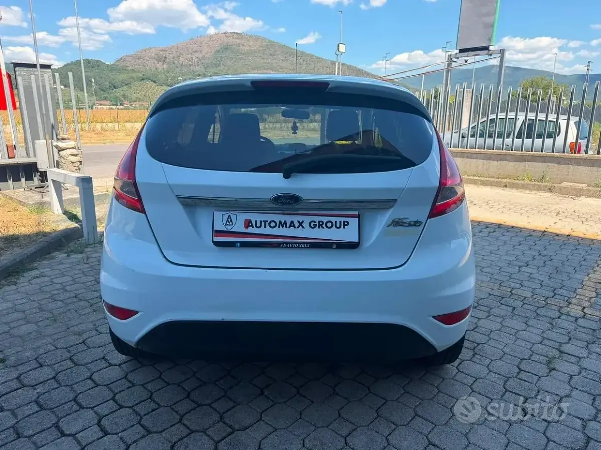 Usata Ford Fiesta Titanium 82 CV (60 kW) 2008 Bianco Utilitaria