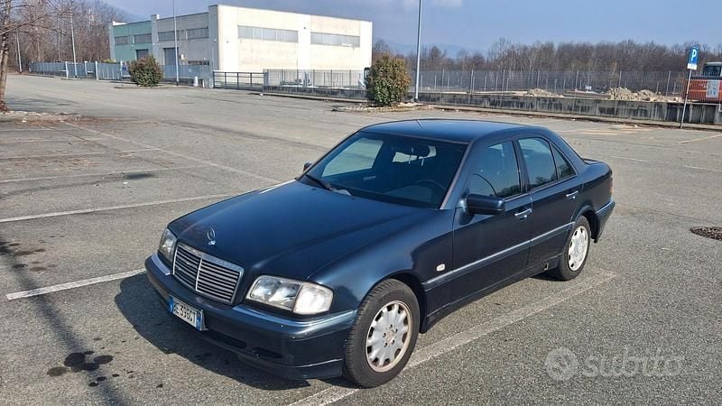 Usata Mercedes C200 136 CV (100 kW) 1999 Nero Berlina