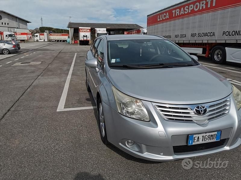 Usata Toyota Avensis Plus 126 CV (92 kW) 2010 Grigio Station wagon