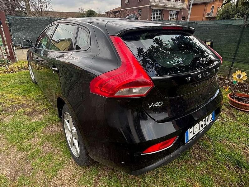 Usata Volvo V40 120 CV (88 kW) 2016 Nero Berlina