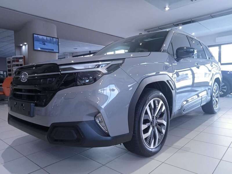 Usata Subaru Forester Premium 136 CV (100 kW) 2024 Grigio SUV