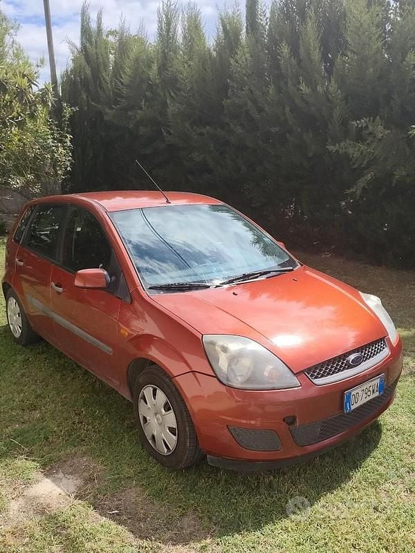 Usata Ford Fiesta 90 CV (66 kW) 2006 Rosso Utilitaria