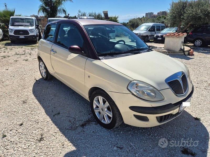 Usata Lancia Ypsilon 70 CV (51 kW) 2004 Bianco Utilitaria
