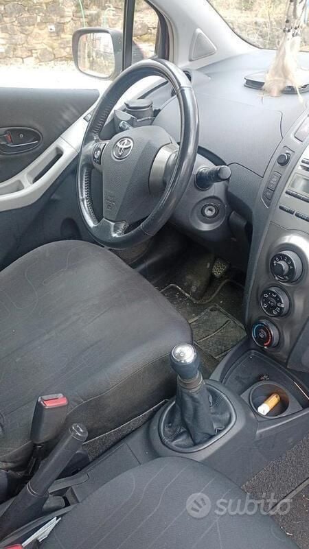 Usata Toyota Yaris 69 CV (50 kW) 2009 Rosso Utilitaria