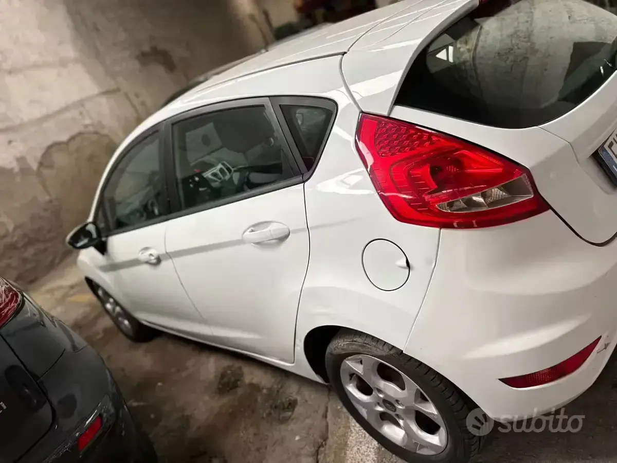 Usata Ford Fiesta 70 CV (51 kW) 2012 Bianco Berlina