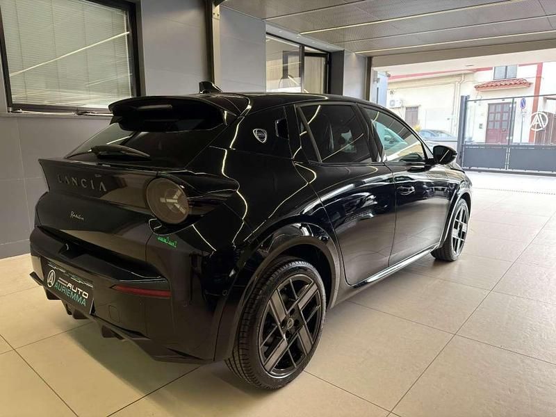Nuova Lancia Ypsilon 101 CV (74 kW) 2025 Nero Utilitaria