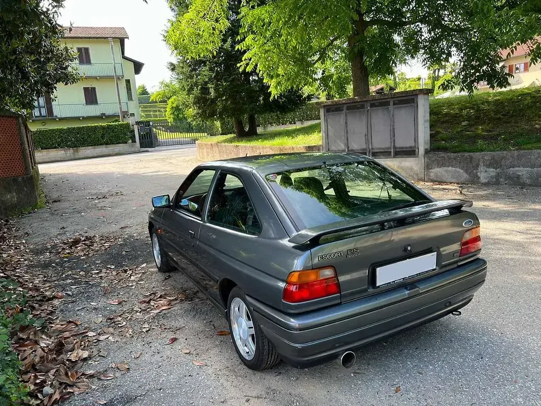 Usata Ford Escort RS 150 CV (110 kW) 1992 Grigio Berlina