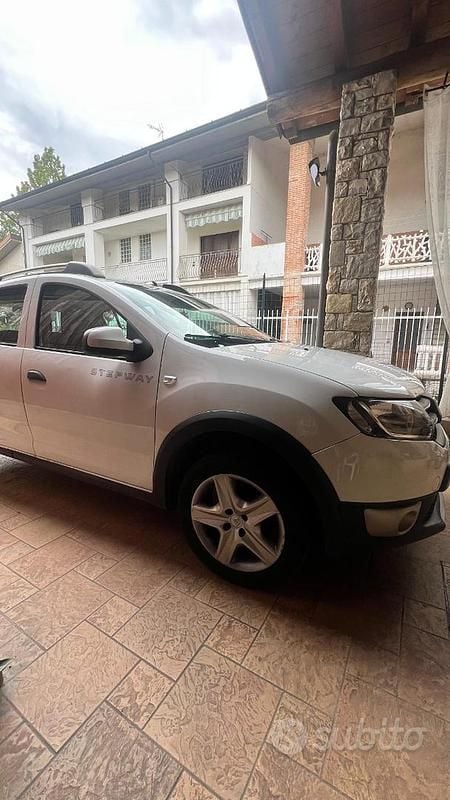 Usata 2016 Dacia Sandero Prestige Due volumi | 6000 € (Ottimo prezzo) - Immagine 1/4