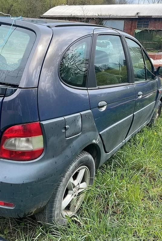 Usata Renault Scenic E-Tech 102 CV (75 kW) 2001 Blu SUV