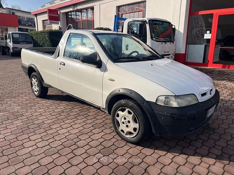 Usata Fiat Strada 80 CV (58 kW) 2005 Bianco Pick-up