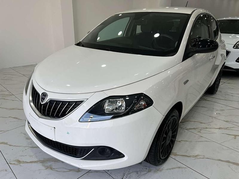 Usata Lancia Ypsilon Silver 69 CV (50 kW) 2022 Bianco Utilitaria