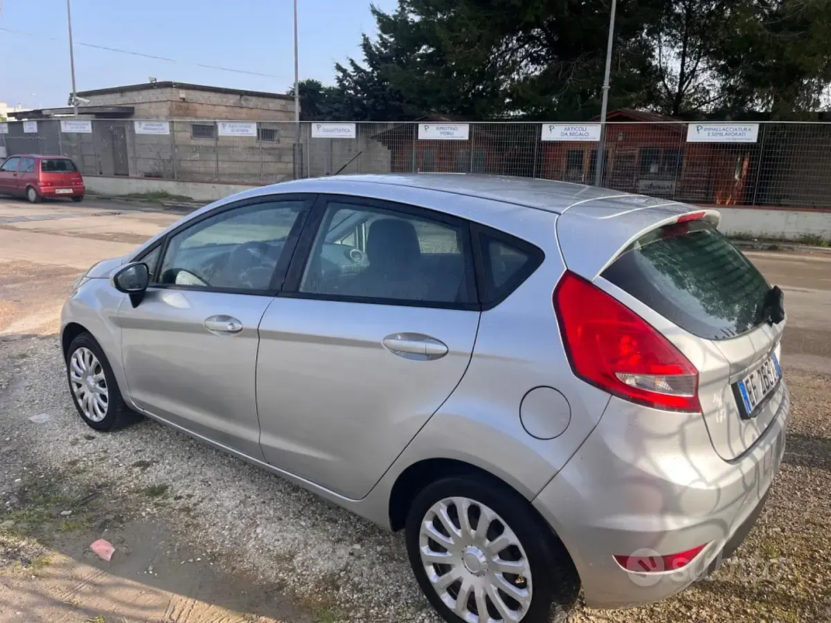 Second-hand Ford Fiesta 96 CP (70 kW) 2011 Argintiu Hatchback
