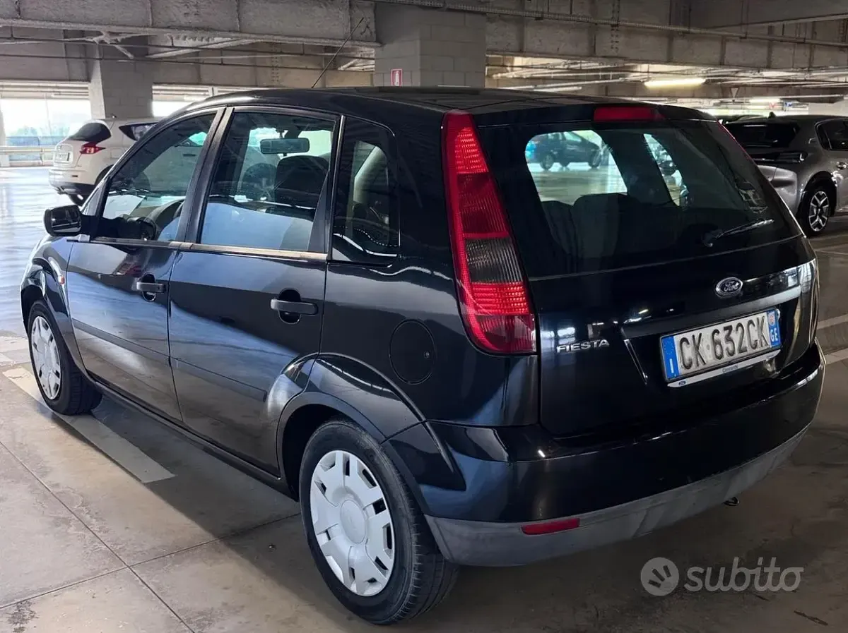 Usata Ford Fiesta Zetec 75 CV (55 kW) 2004 Nero Utilitaria