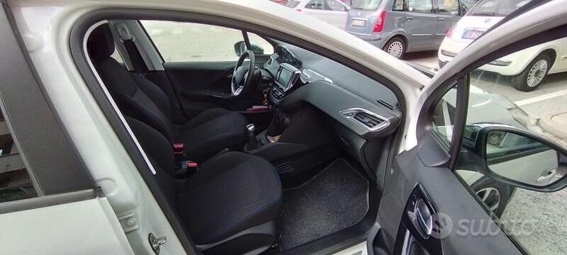 Usata 2019 Peugeot 208 Due volumi | 10.000 € (Buon prezzo) - Immagine 1/4