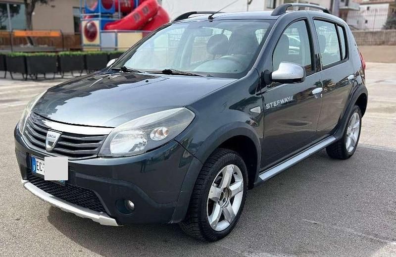 Usata Dacia Sandero Lauréate 68 CV (50 kW) 2011 Berlina