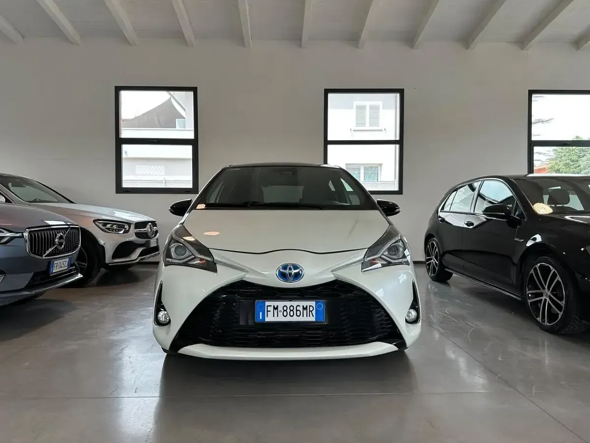 Usata Toyota Yaris Hybrid Active 73 CV (53 kW) 2018 Bianco Berlina