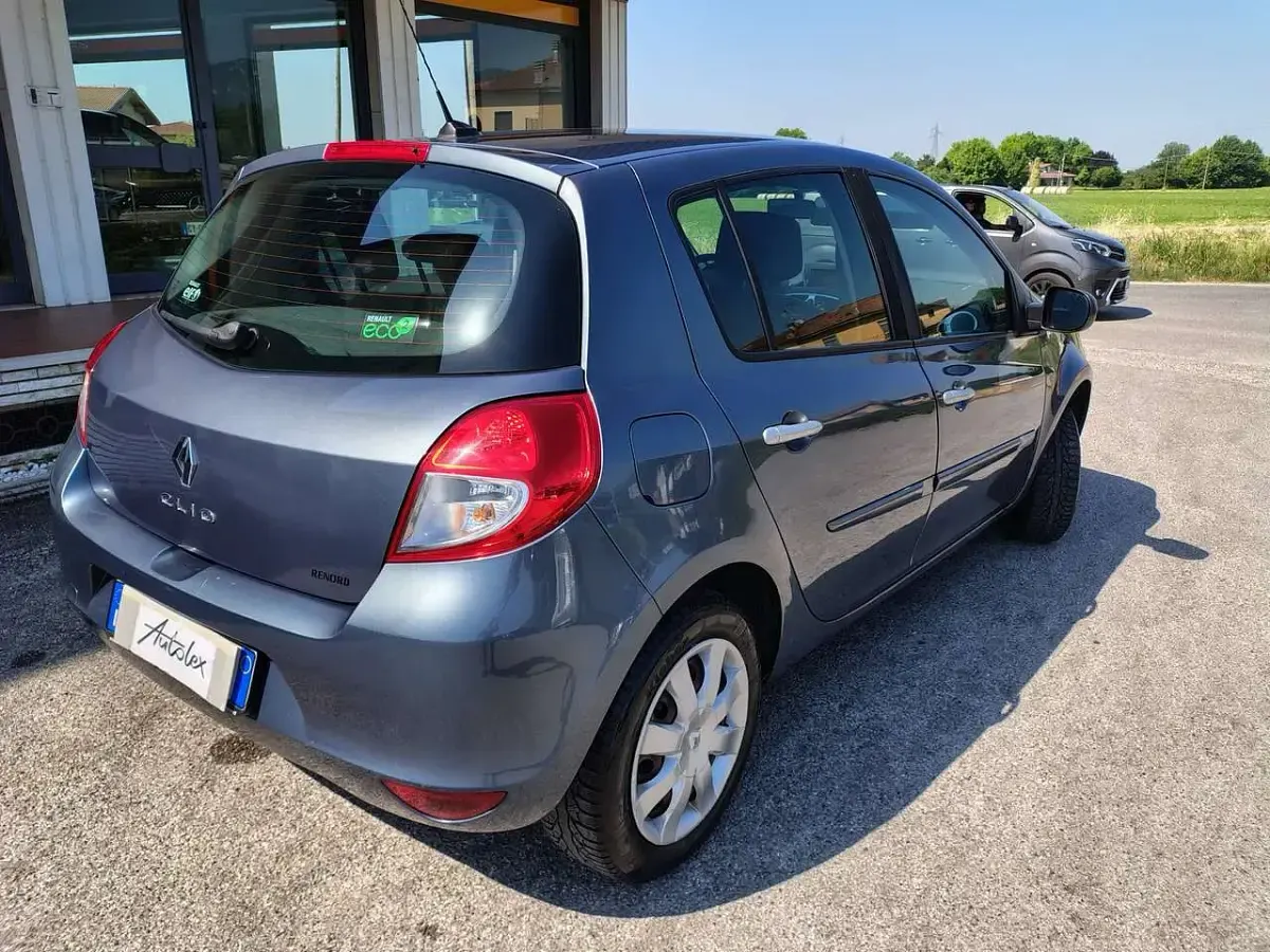 Usata Renault Clio II 75 CV (55 kW) 2011 Blu/azzurro Berlina