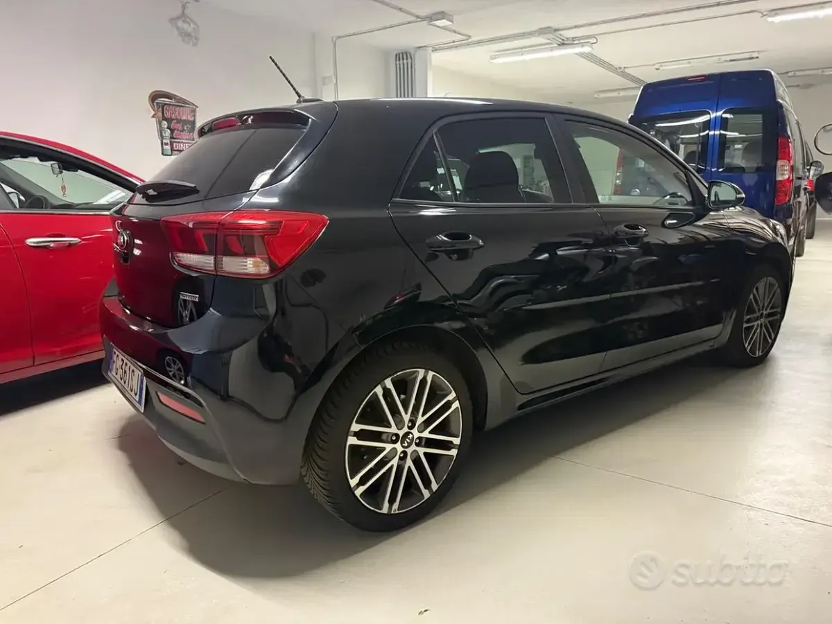 Usata Kia Rio 90 CV (66 kW) 2017 Nero Berlina