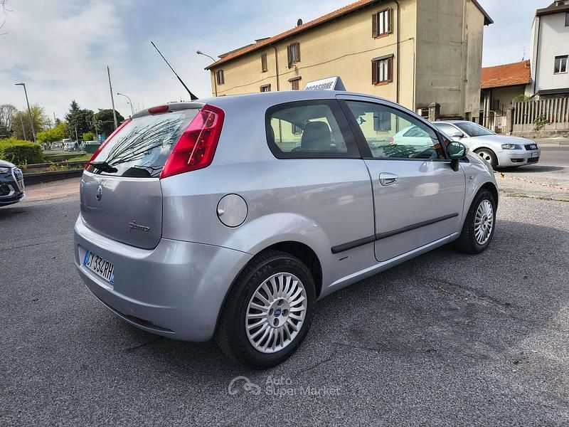 Usata Fiat Grande Punto Dynamic 65 CV (47 kW) 2005 Argento Utilitaria