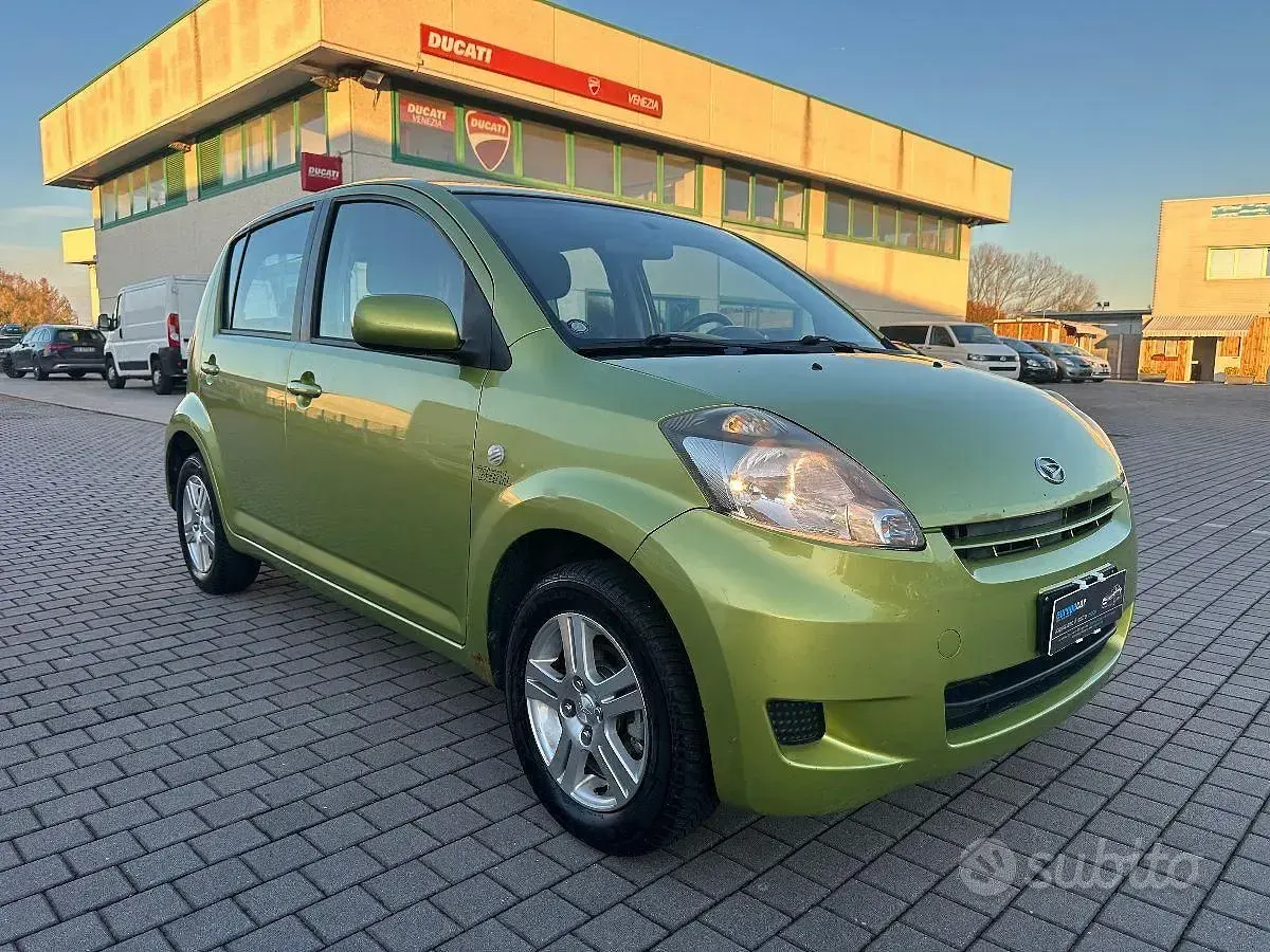 Usata Daihatsu Sirion TAKA 90 CV (66 kW) 2009 Verde Utilitaria