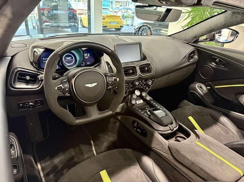 Usata Aston Martin V8 Vantage 534 CV (392 kW) 2023 Racing green satinato Cabrio