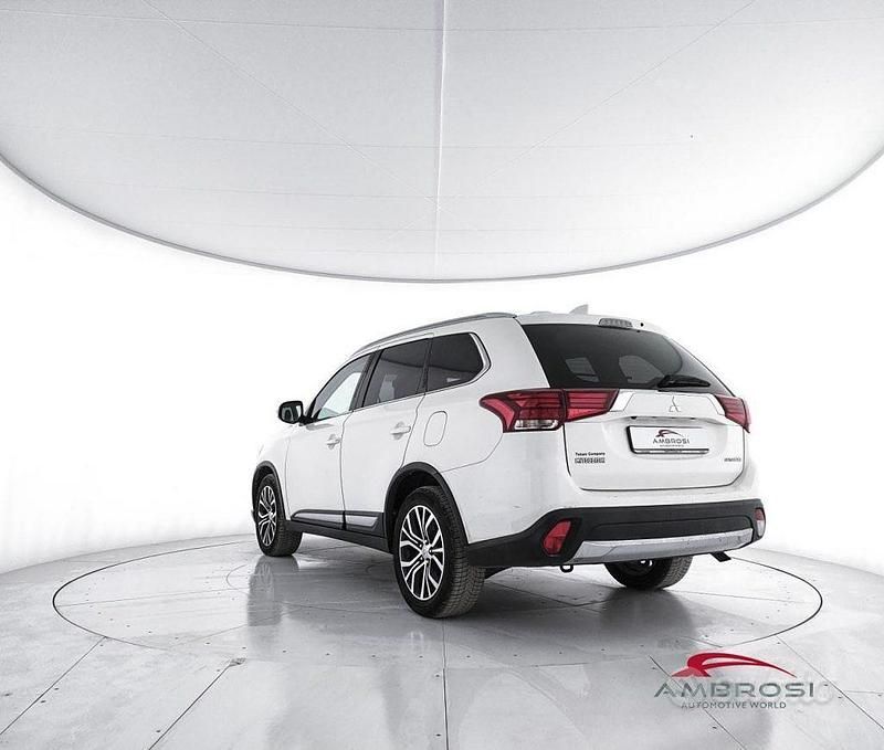 Usata Mitsubishi Outlander Instyle 149 CV (109 kW) 2019 Bianco SUV