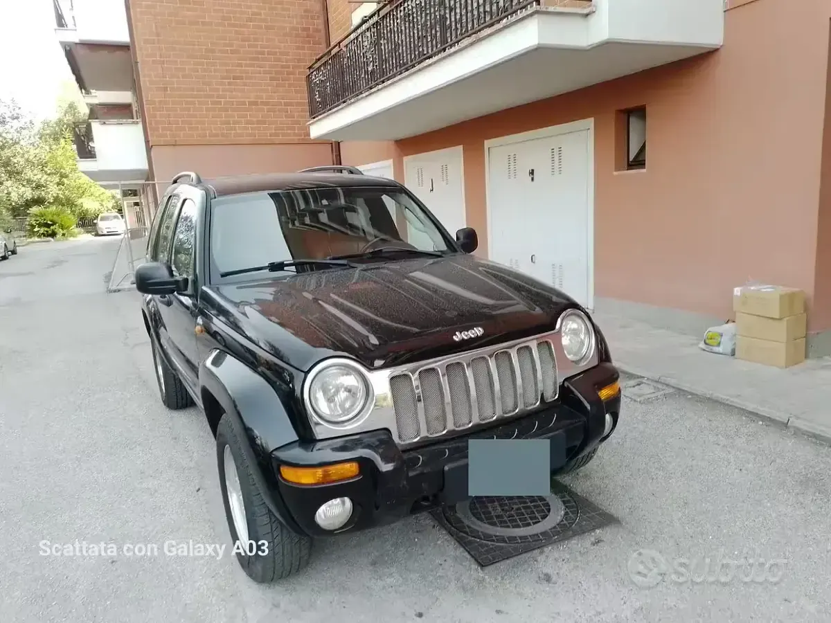 Usata Jeep Cherokee 143 CV (105 kW) 2009 Nero SUV