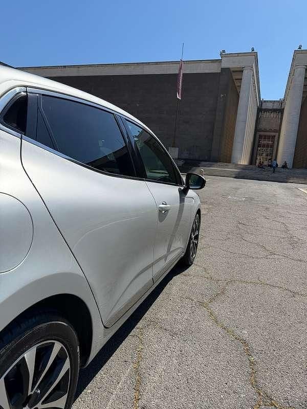 Usata Renault Clio V Techno 101 CV (74 kW) 2023 Argento Berlina