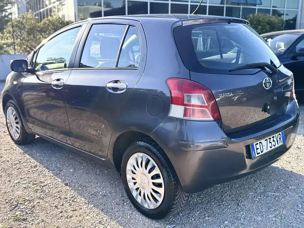 Usata Toyota Yaris 69 CV (50 kW) 2010 Argento Utilitaria