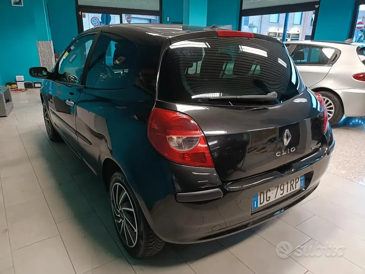 Usata Renault Clio II 75 CV (55 kW) 2007 Nero Berlina
