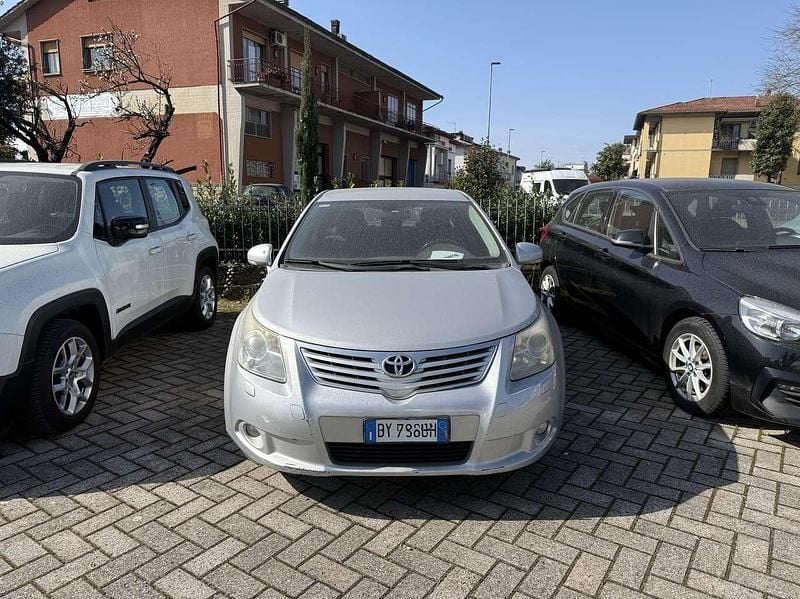 Usata Toyota Avensis Executive 150 CV (110 kW) 2009 Argento Berlina