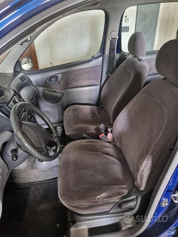 Usata Toyota Yaris 2000 Blu Station wagon