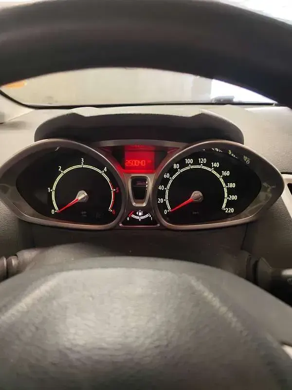 Usata Ford Fiesta Sport 82 CV (60 kW) 2010 Bianco Coupé