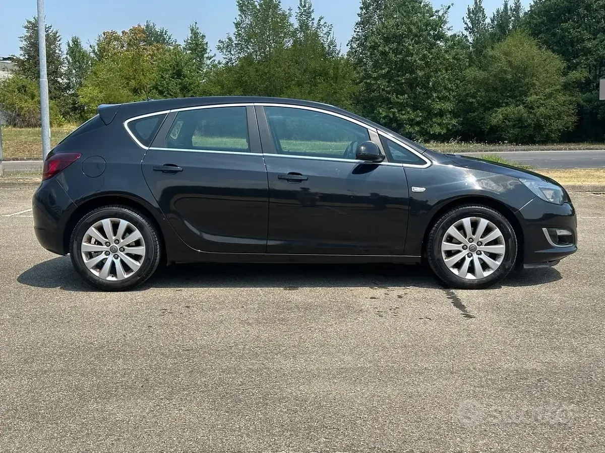 Usata Opel Astra 110 CV (80 kW) 2014 Nero Berlina