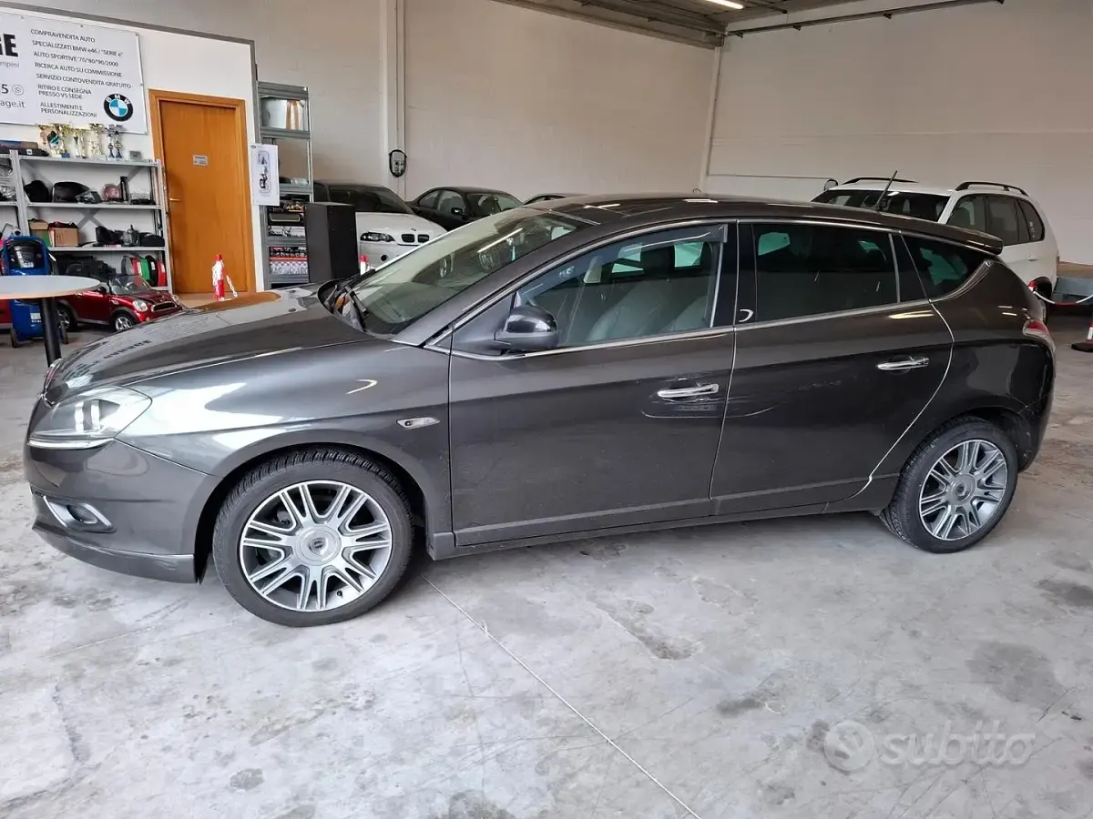 Begagnad Lancia Delta Gold 120 HK (88 kW) 2014 Grå Halvkombi