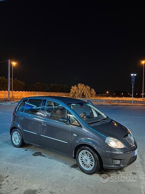Grigio Usata 2009 Lancia Musa Monovolume | 3000 € (Buon prezzo) - Immagine 1/4