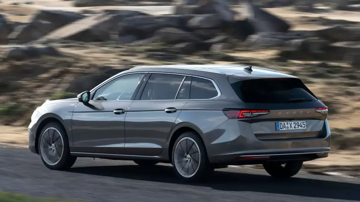 Usata Skoda Superb SportLine 193 CV (141 kW) 2024 Argento Station wagon
